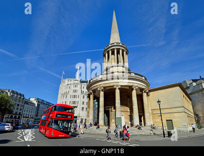 Londres, Inglaterra, Reino Unido. Iglesia de todas las almas y la BBC Broadcasting House en Langham Place Foto de stock
