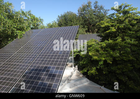 Paneles solares fotovoltaicos para producir energía Foto de stock