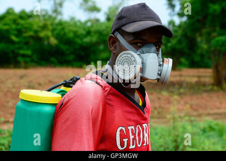 BURKINA FASO, Bobo Dioulasso, uso de herbicida glifosat Herbo total 360 SL de la empresa china Agrohao Co. Ltd. , trabajador con mascarilla