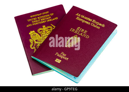 Los pasaportes de la República de Irlanda (Eire) y Reino Unido (UK) Foto de stock