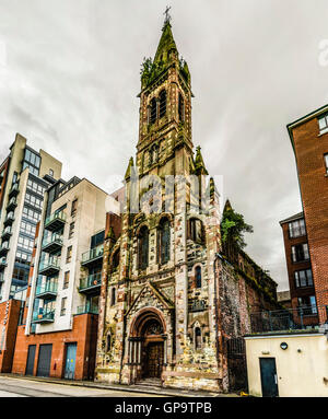 La capilla de San José, una iglesia católica romana en Belfast del área  Sailortown que ha cerrado debido a la caída de las cifras de la  congregación Fotografía de stock - Alamy