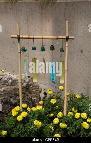 Fort Wayne, Indiana - Un viento bell (la furina) en un jardín de té japonés, exposición en el Conservatorio Botánico Foellinger-Freimann. Foto de stock