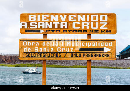 Cartel de bienvenida en la Isla Santa Cruz cerca de la terminal