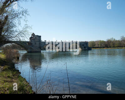 Pont d'Avignon visto desde las márgenes del río Ródano Foto de stock