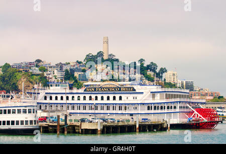 San Francisco, un destino turístico muy popular, es conocida por sus veranos neblinoso, imposiblemente empinadas colinas y monumentos icónicos.