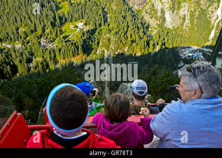 En el funicular más empinado Gelmerbahn, Funicular en Europa, Grimselwelt, Cantón de Berna, Suiza Foto de stock