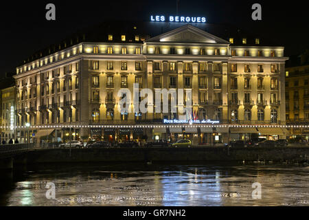 Four Seasons Hotel Des Bergues en la noche, Ginebra, Suiza. Foto de stock