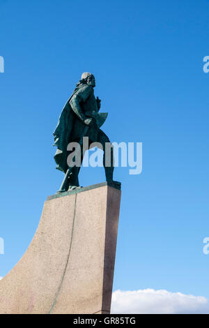 Estatua del explorador Vikingo Leif Erikson o Leifur Eriksson perfil lateral contra el cielo azul. En Reikiavik, Islandia