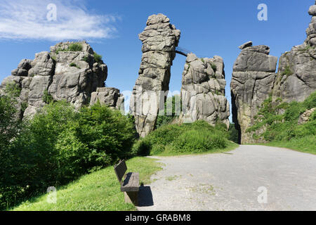 Externsteine, formaciones rocosas de arenisca, Horn-Bad Meinberg, bosque de Teutoburg, Renania del Norte-Westfalia, Alemania, Europa Foto de stock