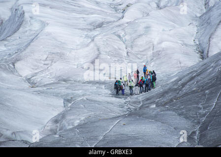 Un grupo de personas recibe instrucciones sobre el glaciar Aletsch Foto de stock