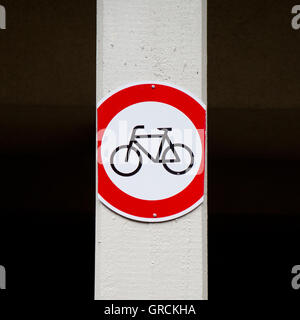 Señal de tráfico recortada, prohibición de tráfico, Bicicleta Foto de stock