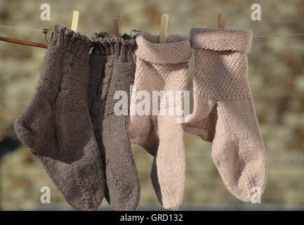 Incluso calcetines de lana tejida en el tendedero