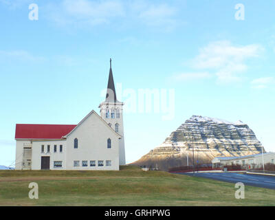 Una Iglesia de Grundarfjordur la ciudad y la famosa montaña Kirkjufell, Islandia Foto de stock