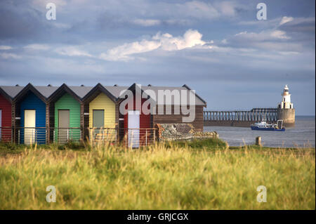 Cabañas de playa multicolor, Blyth, Northumberland Foto de stock