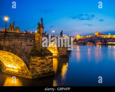 Vistas del río Vltava, el Puente de Carlos y el castillo de más allá. Praga República Checa Europa