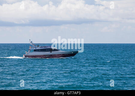 Barco privado en el Mar Negro, en Sochi, Rusia Foto de stock