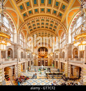 Glasgow Galería de Arte y Museo Kelvingrove interior. Salón central y entrada.
