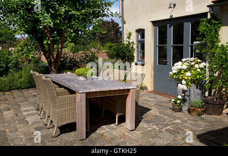 El jardín exterior comedor mesa y sillas de madera, el jardín inglés, Inglaterra Foto de stock