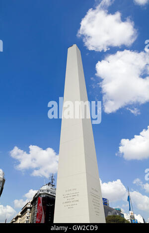 BUENOS AIRES - 12 SEP: Obelisco el 12 de septiembre de 2012 en Buenos Aires. Situado en el cruce de la Avenida 9 de julio y Corrien Foto de stock