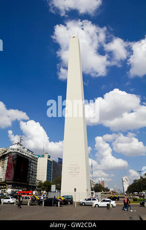 BUENOS AIRES - 12 SEP: Obelisco el 12 de septiembre de 2012 en Buenos Aires. Situado en el cruce de la Avenida 9 de julio y Corrien Foto de stock