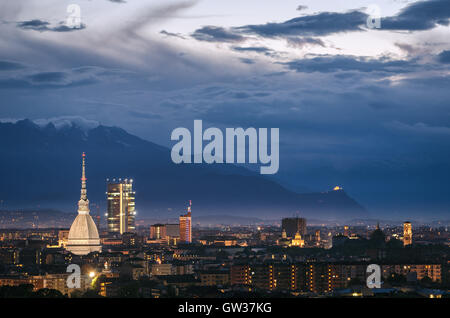Turín (Torino) panorámica de alta definición con todo el horizonte de la ciudad incluyendo la Mole Antonelliana, la Sacra di San Michele