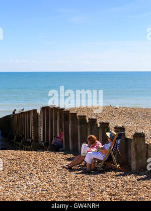 Eastbourne, East Sussex, Reino Unido. 11 Sep, 2016. La gente disfruta del sol en la playa de Eastbourne, en lo que es probablemente uno de los últimos fines de semana soleados y calientes del año. Crédito: Imageplotter noticias y deportes/Alamy Live News Foto de stock
