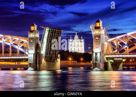 Pedro el gran puente y Catedral Smolny en verano la noche blanca, San Petersburgo, Rusia Foto de stock