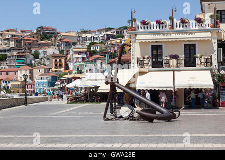 El ancla en la plaza central principal de la ciudad de Parga, Grecia Foto de stock