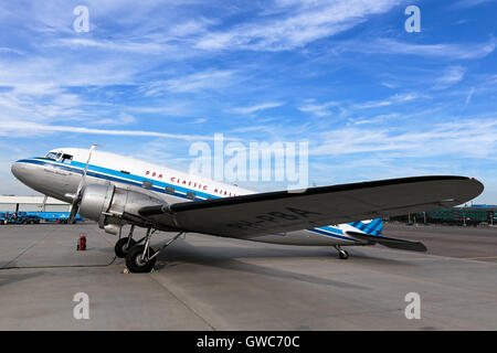 DDA Vuelos clásico Douglas DC-3 se prepara para un placer en vuelo del aeropuerto de Amsterdam Schiphol. Foto de stock