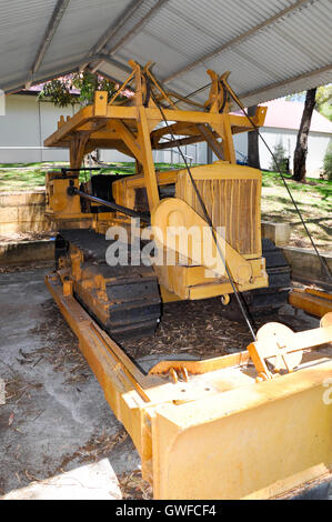 Máquina laminadora de antigüedades en la parte frontal de la casa. Equipo  antiguo utilizado para secar ropa pasándolos entre dos rodillos que  presione el agua desde la matéria Fotografía de stock 