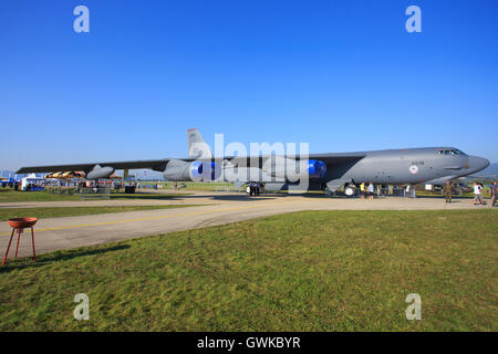 SLIAC, Eslovaquia - 30 de agosto: Boeing B-52H Stratofortress durante el SIAF airshow en Sliac, Eslovaquia Foto de stock