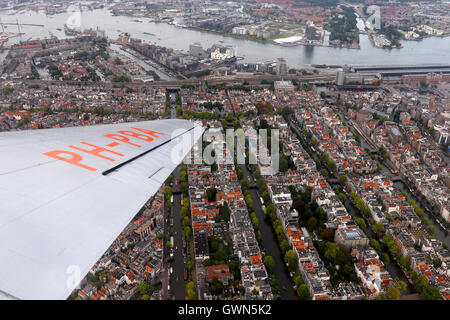 DDA Vuelos clásico órbitas Douglas DC-3 sobre la ciudad de Amsterdam. Foto de stock