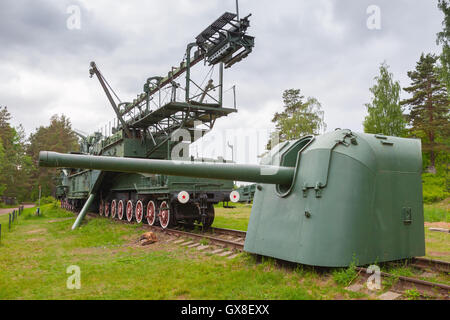 Monumento Histórico en Fort Krasnaya Gorka, Rusia. 305 mm soviéticos y los cañones de pistola de ferrocarril on rails Foto de stock