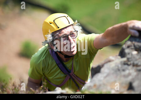Hombre senior de escalada en roca