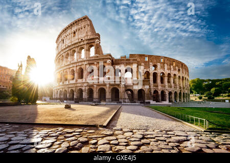 Coliseo de Roma y el sol de la mañana, Italia Foto de stock