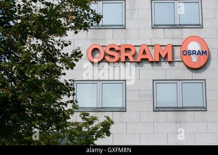 Un logotipo firmar fuera de instalaciones ocupadas por Osram en Milán, Italia, el 3 de septiembre de 2016. Foto de stock