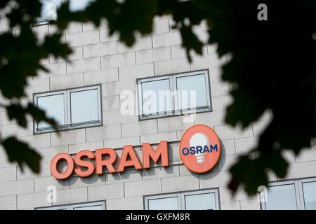 Un logotipo firmar fuera de instalaciones ocupadas por Osram en Milán, Italia, el 3 de septiembre de 2016. Foto de stock