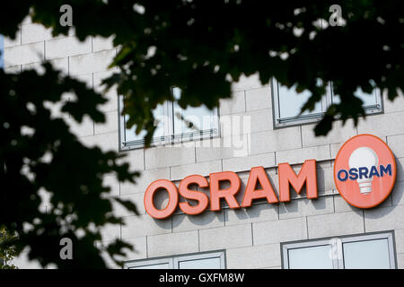 Un logotipo firmar fuera de instalaciones ocupadas por Osram en Milán, Italia, el 3 de septiembre de 2016. Foto de stock