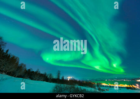 Eddy aurora sobre isla Kvaloya, Noruega Troms, Kvaloeya, Tromsoe