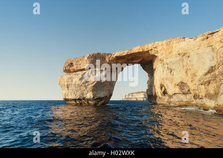 Ventana azul, arco natural de piedra caliza en la isla de Gozo, Malta.