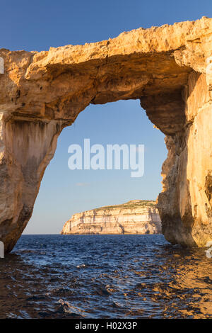 Detalle de la ventana azul, arco natural de piedra caliza en la isla de Gozo, Malta.