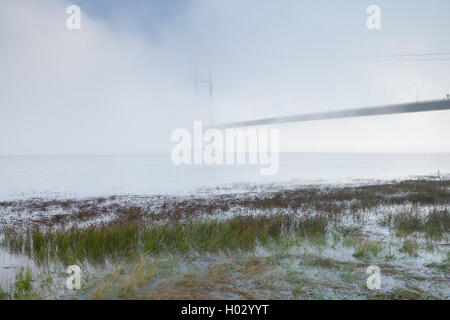 El Puente Humber en niebla y niebla. El puente que une Barton-upon-Humber en el norte de Lincolnshire a Hessle en East Yorkshire. Foto de stock