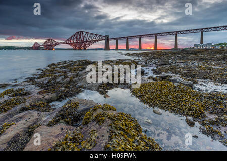 Amanece sobre el puente ferroviario de Forth, la UNESCO y el Firth of Forth, South Queensferry, Edinburgh, Lothian, Escocia, Reino Unido Foto de stock