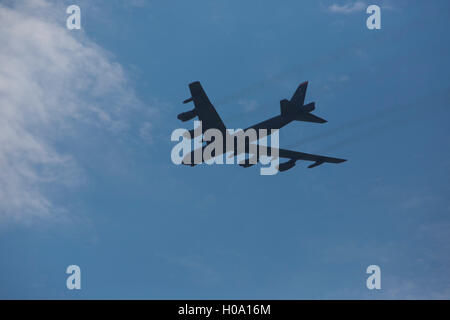 Boeing B-52 Stratofortress, bombarderos de largo alcance de la US Air Force, im Flug Foto de stock