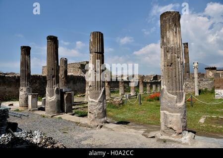 Columnas, la antigua ciudad de Pompeya, Campania, Italia Foto de stock