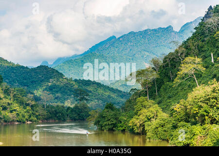 Paisaje de montaña, el río Nam Ou, Nong Khiaw, Luang Prabang, Laos Foto de stock