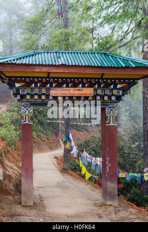 Subida al monasterio de Taktsang Tiger's Nest cerca de Paro, Bhután Foto de stock