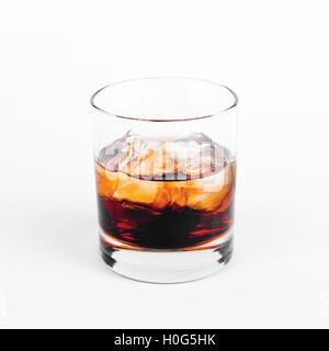 Ruso Negro vodka con hielo en vidrio sobre fondo blanco.