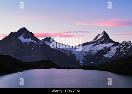 Temprano por la mañana en el lago Bachalpsee, Wetterhorn, Schreckhorn, Finsteraarhorn y primero, Grindelwald, Cantón de Berna, Suiza