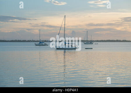 Tres veleros amarrados en el Indian River Lagoon, cerca de la comunidad de Eau Gallie en Melbourne, FL. Foto de stock